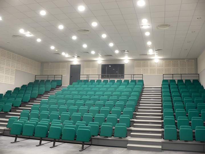 Installation éclairage sièges grande salle La Ferté Macé